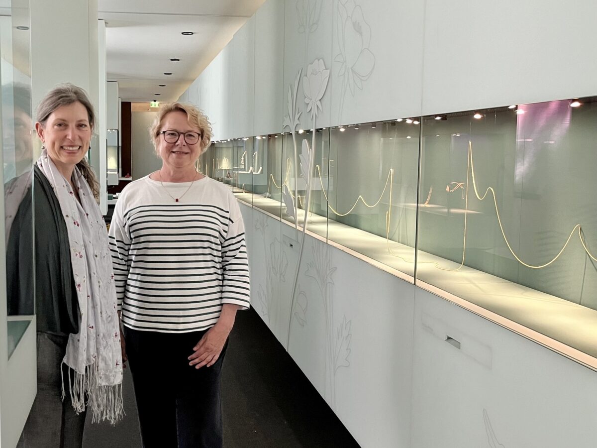 Cornelie Holzach, Leiterin des Schmuckmuseums Pforzheim und Isabel Schmidt-Mappes (Öffentlichkeitsarbeit), führten durch die Wellendorff Ausstellung ,photo credits: ©Catharina Schupp