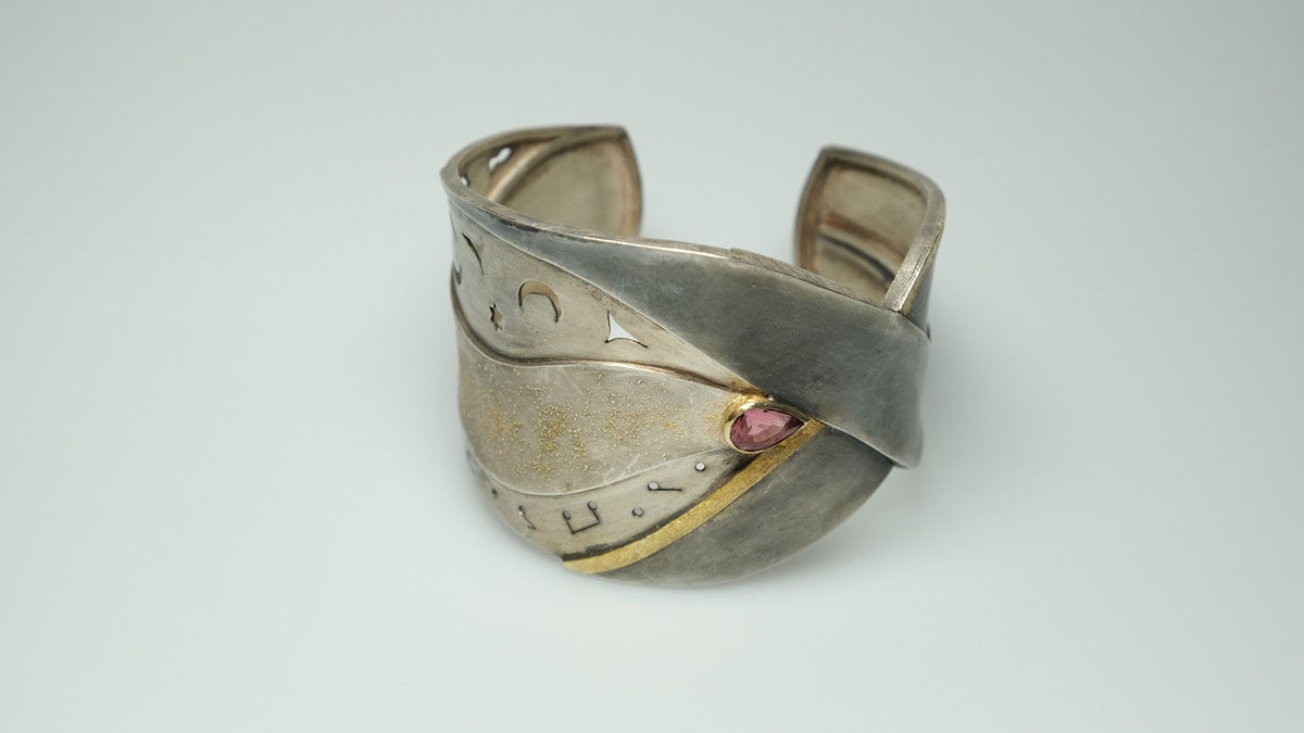 Armreif: Gold, Silber, Turmalin, Nadine Felbinger Schallstadt, 2016, © Schmuckmuseum, Pforzheim, Foto SMP